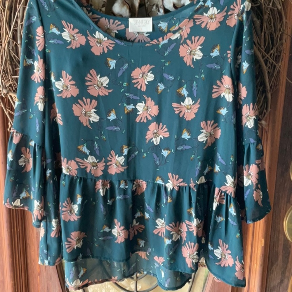 100% polyester top. Size L. Wash & hang to dry.